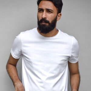 man in white crew neck t-shirt